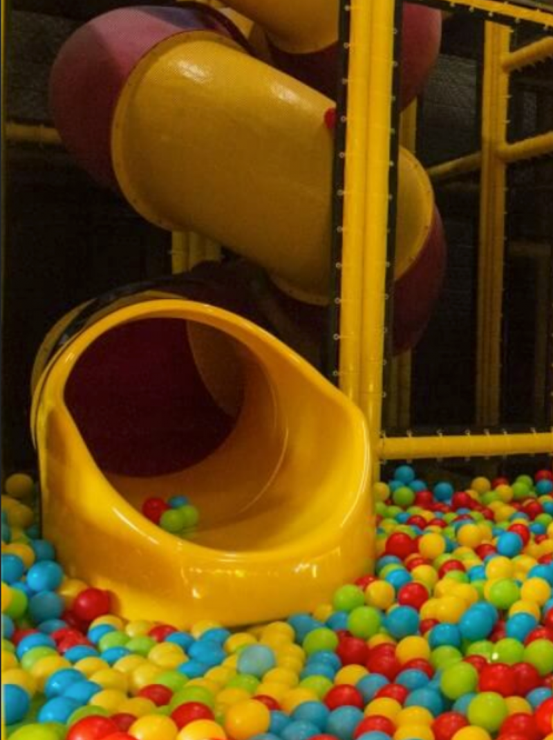 toboggan piscine à balles